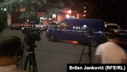 Novinari snimaju dok policija vrši uviđaj na mjestu napada na novinarku podgoričkih Vijesti Oliveru Lakić, 8. maj 2018.