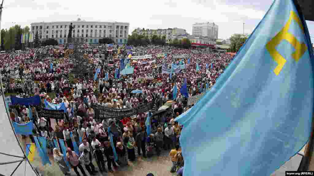 2007 senesi mayıs 18. Aqmescitniñ Lenin meydanı, sürgünlik qurbanlarınıñ añmaq içün kelgen adamlarnen tolu