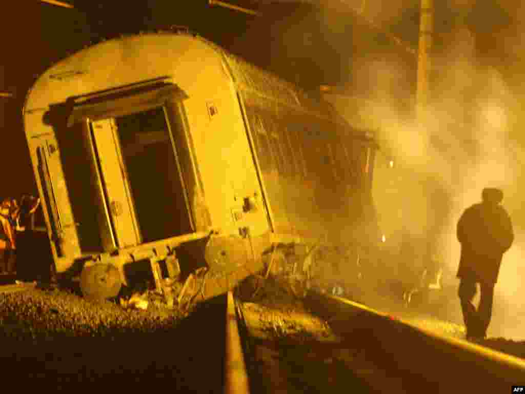 Russian workers inspect a damaged railway carriage of the "Nevsky Express" on November 28. - The "Nevsky Express" derailed not far from the village of Uglovka as it travelled between Moscow and St. Petersburg late on November 27, killing 26 people and injuring 100. Photo by Kirill Kudryavtsev for AFP