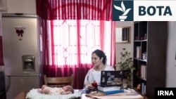Në këtë fotografi, tashmë të fshirë nga agjencia IRNA, shkrimtarja iraniane, Sara Kan'ani shfaqet duke e parë Ahunë, foshnjën për të cilën u përkujdes për 40 ditë. 
