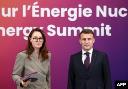 Prim-ministra ucraineană Iulia Sviridenko și președintele francez Emmanuel Macron la summitul nuclear de la Paris, din 10 martie. Ucraina a oferit țărilor reprezentate experiența sa în apărarea centralelor atomice.
