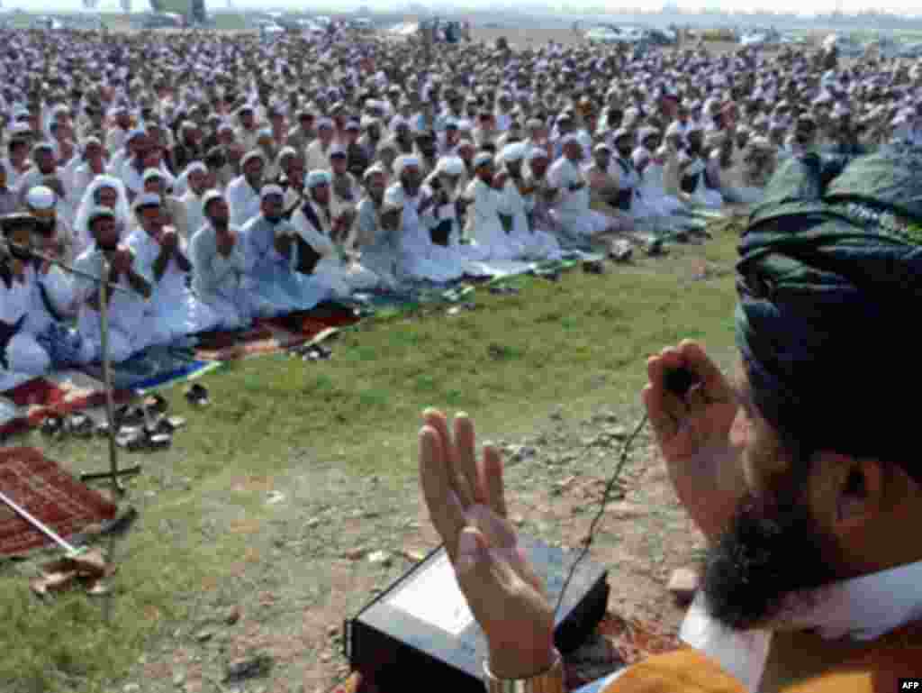 Pakistan - Zajednička molitva izbjeglica u kampu u blizini Peshawara Foto: AFP / Tariq Mahmood 