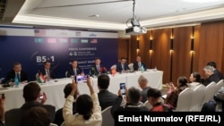 АКШнын Түштүк жана Борбор Азия иштери боюнча атайын өкүлү Сержио Гор баштаган аткаминерлер форумдагы басма сөз жыйынында. 4-февраль, 2026-жыл.