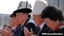Роза Отунбаева президент Атамбаев билан бирга.