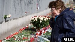 People lay flowers in front of the Polish Embassy in Moscow on April 12.