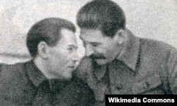 Иосиф Сталин (оңдо) менен Михаил Ежов. 1937-ж.
