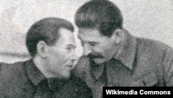 Николай Ежов (сол жақта) пен Иосиф Сталин ЧК-ОГПУ-НКВД-нің 20 жылдығы мерекесінде. 20 желтоқсан 1937 жыл.