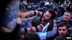 Makedoniýada polisiýa protestçilere güýç görkezýär. 21-nji aprel, 2016 ý.