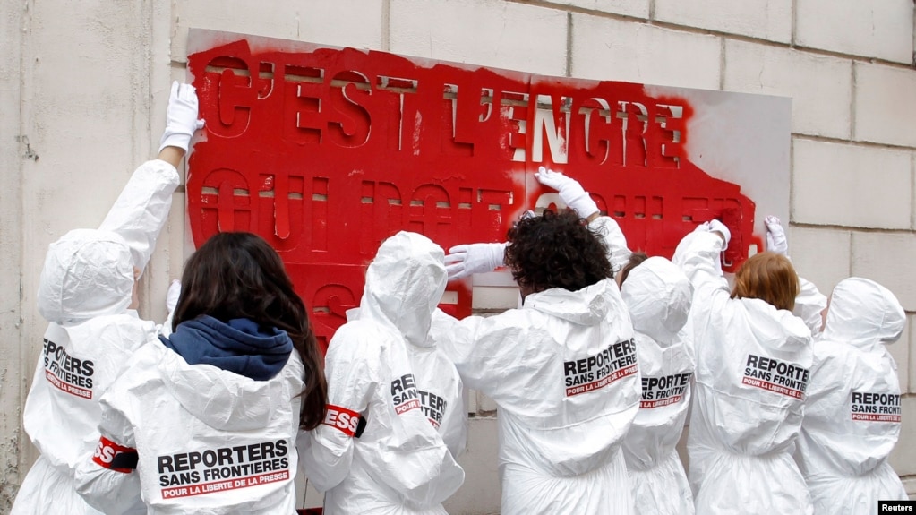 گزارشگران بدون مرز در حال نصب شعار در نزدیکی سفارت سوریه در پاریس- عکس آرشیوی