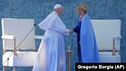 Papa Francisc s-a întâlnit, luni dimineață, cu președintele Slovaciei, Zuzana Caputova, în cadrul evenimentului dedicat autorităților, membrilor societății civile și corpului diplomatic la Palatul prezidențial din Bratislava.