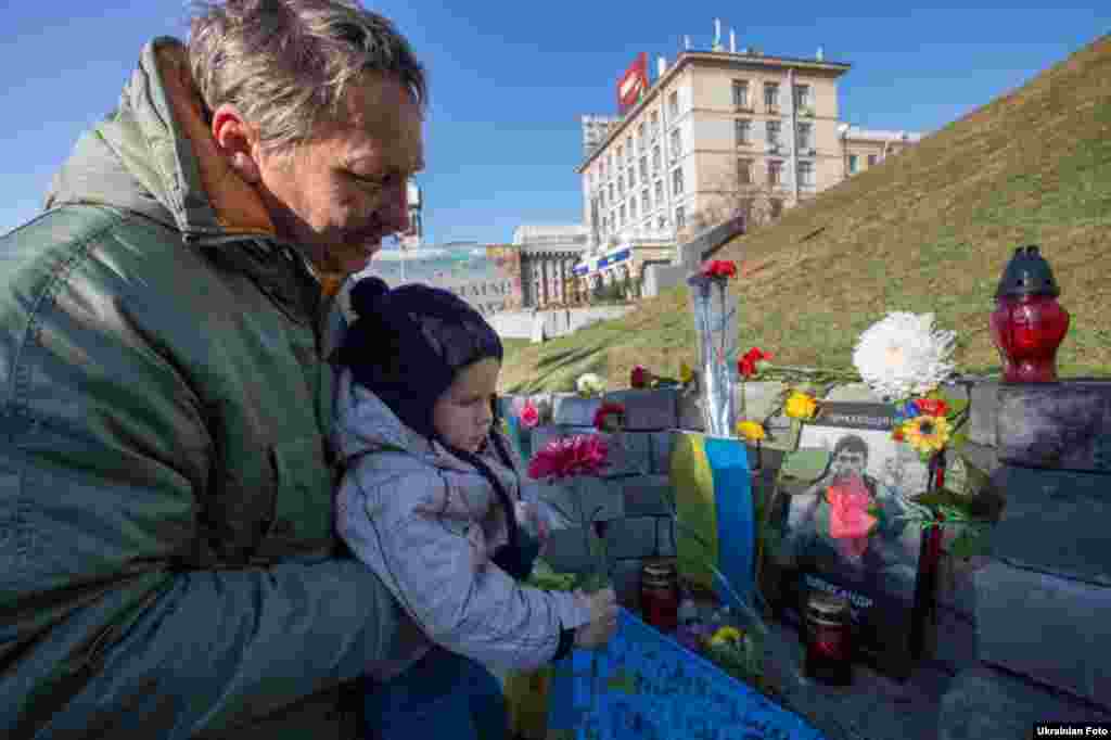Квіти&nbsp;на вшанування загиблих на Майдані.&nbsp;Україна відзначає 21 листопада День гідності та свободи та рік, як розпочався Євромайдан