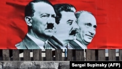 Плакат с изображением Адольфа Гитлера, Иосифа Сталина и Владимира Путина. Майдан, 2014 год