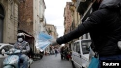 Čovjek prodaje zaštitne maske, Catania, Italija, maj 2020.