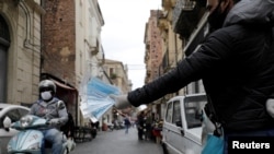 Čovjek prodaje zaštitne maske na ulici, Italija, 7. maj, 2020. 
