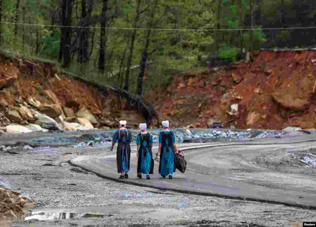 Vullnetaret e komunitetit amish, të angazhuara në një qendër bamirësie, me qëllim të ofrimit të ndihmës për rindërtim të shtëpive dhe bizneseve pas uraganit Helena në Karolinën e Veriut. Fotografi e 7 prillit 2025.
