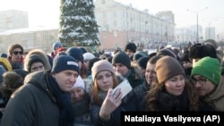 Российский оппозиционер Алексей Навальный со своими сторонниками. Кемерово, 9 декабря 2017 года.