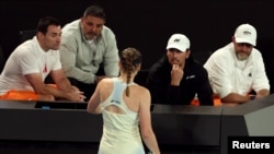 Елена Рыбакина жаттықтырушысы Стефано Вуковпен (оң жақта) ақылдасып тұр. Мельбурн. 29 қаңтар 2026 жыл.