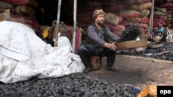 یک فروشنده ذغال سنگ در کابل