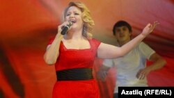 Вәсилә Фәттахова җырлый