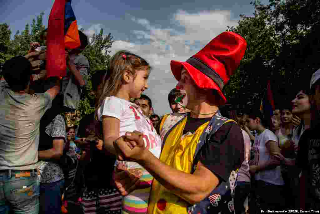 На протестах знаходилися і діти. Можливо, їхня присутність також вплинуло на рішення поліції не розганяти демонстрацію Фото від 27 червня з проспекту Баграмяна