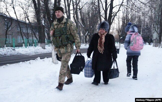Украинский военный помогает жителю Авдеевки, январь 2017