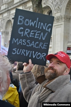 Демонстрант с плакатом "Выживший в бойне Боулинг-Грин". Лондон, 4 февраля 2017.