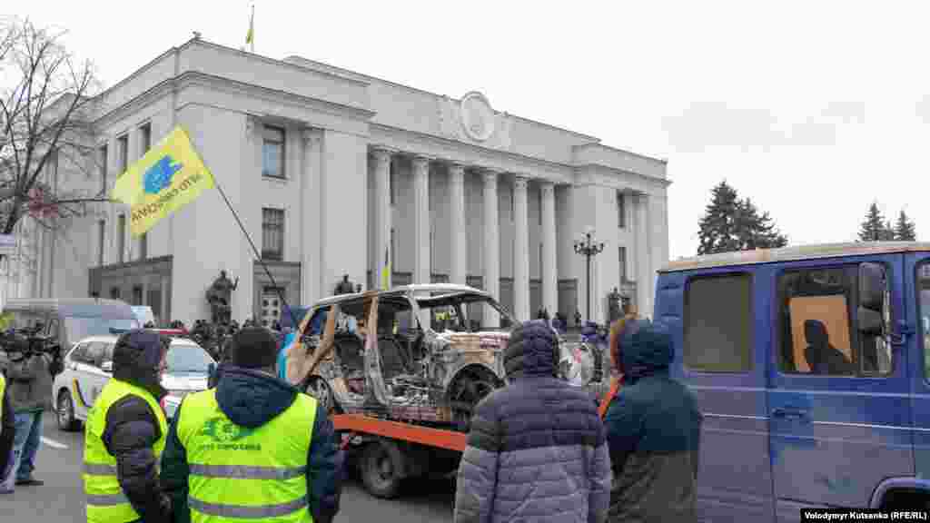 Під час минулої подібної акції Ярошевич на знак протесту спалив свою машину Land Rover. Сьогодні на евакуаторі залишки машини привезли під Верховну Раду