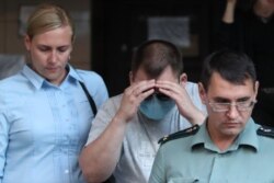 Свидетель Александр Кобец (в центре) возле здания Пресненского суда в Москве, 20 августа 2020 года. Фото: ТАСС