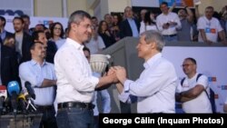 Dacian Cioloș (dreapta) la învins pe Dan Barna în competiția din toamnă pentru președinția partidului. Imagine din 2020