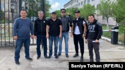 Шахтинскідегі уақытша ұстау изоляторынан босап шыққандар. Қарағанды облысы, 13 маусым 2019 жыл. 