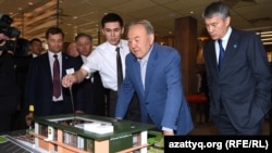 Президент Казахстана Нурсултан Назарбаев смотрит на макет ресторана McDonald’s в Астане. Справа — бизнесмен Кайрат Боранбаев. Астана, 5 марта 2016 года.
