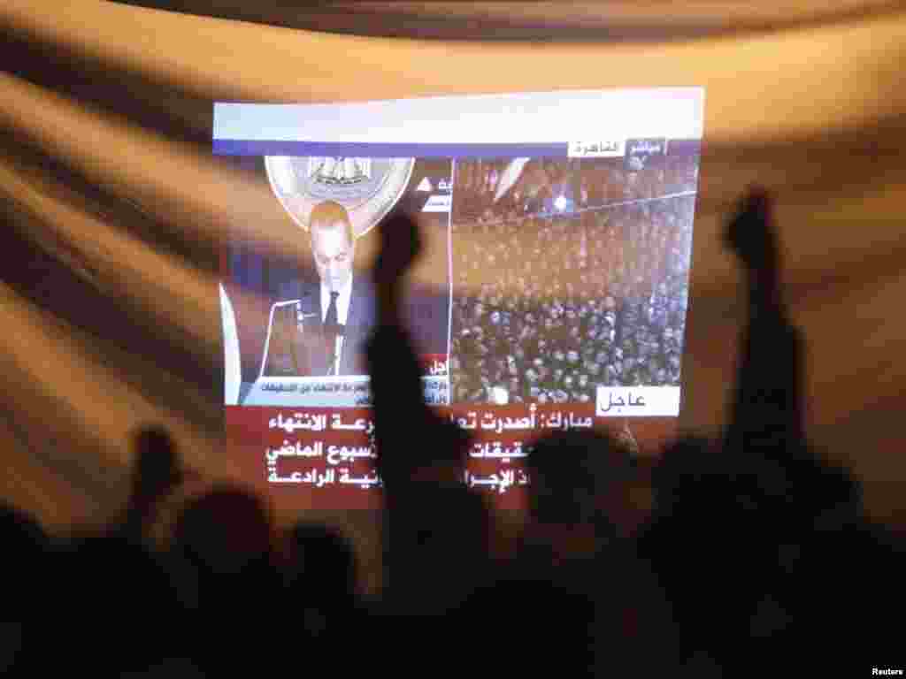 Kairo - Demonstranti slušaju govor predsjednika Hosni Mubaraka, 10.02.2011. 