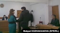 Фото из зала суда, где проходит процесс по делу гражданина Пакистана Сарфазара Хуссаина, который обвиняется в организации незаконной миграции. Алматы, 23 января 2015 года. 