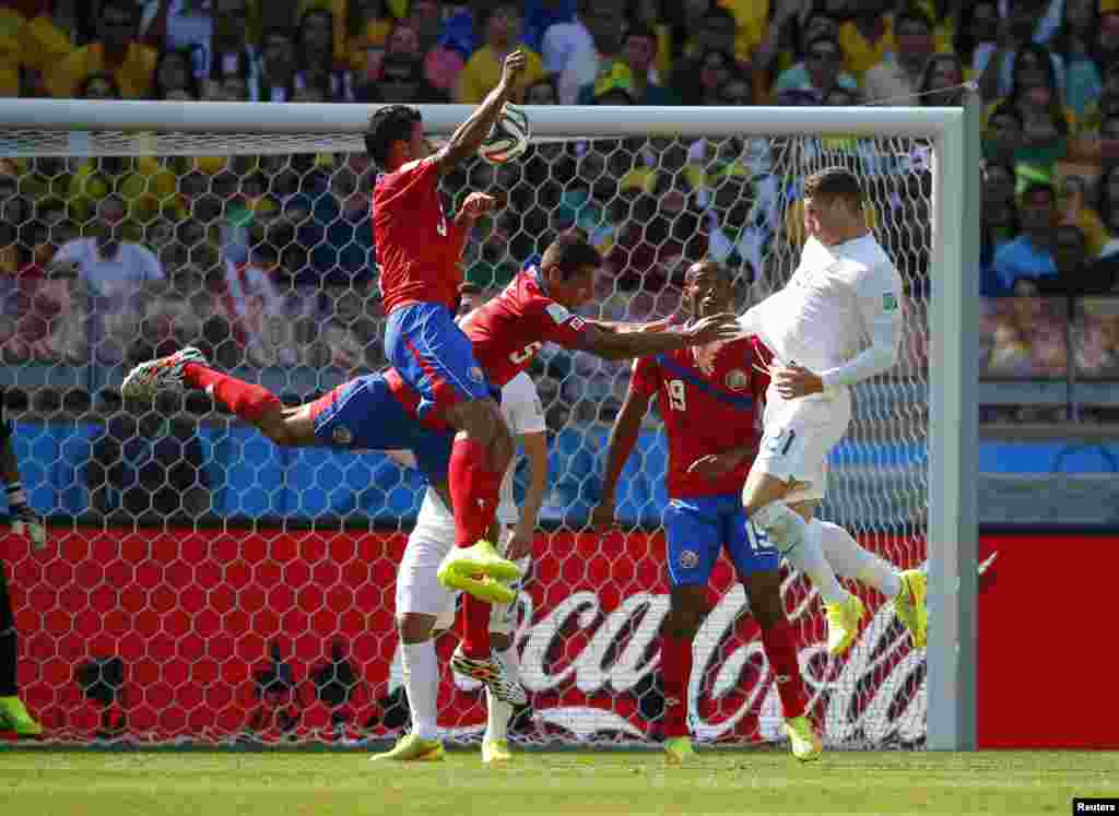 Kosta-Rika-İngiltərə &ndash; 0:0. Giancarlo Gonzalez vs. Ross Barkley. 