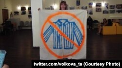 Елизавета Саволайнен с плакатом "ватникам здесь не место" в здании РГГУ