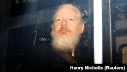 Julia Assange la arestarea sa de către poliția britanică, Londra, 11 aprilie 2019
