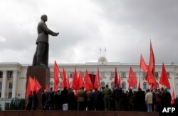 Comuniști în Simferopol, Crimeea, la statuia lui Lenin, 22 aprilie, 2015