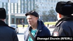 Полицейские задерживают Романа Рейхерта рядом со зданием областного акимата. Актобе, 26 октября 2019 года.
