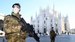 Військові в захисних масках на площі біля собору Дуомо – візитівки Мілану, який зачинений через коронавірус