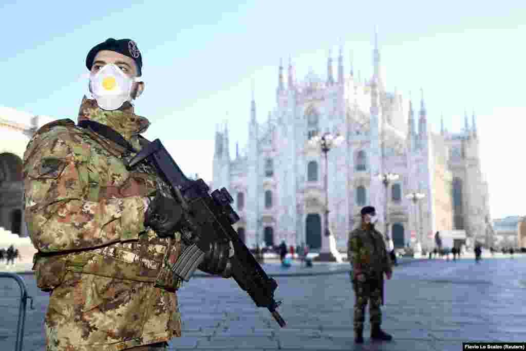 Военные в защитных масках на площади у&nbsp;визитки Милана &ndash; собора Дуомо, который сейчас закрыт из-за коронавируса