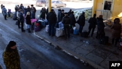 Люди на посту на границе с Россией. 13 февраля 2015 года. Иллюстративное фото.