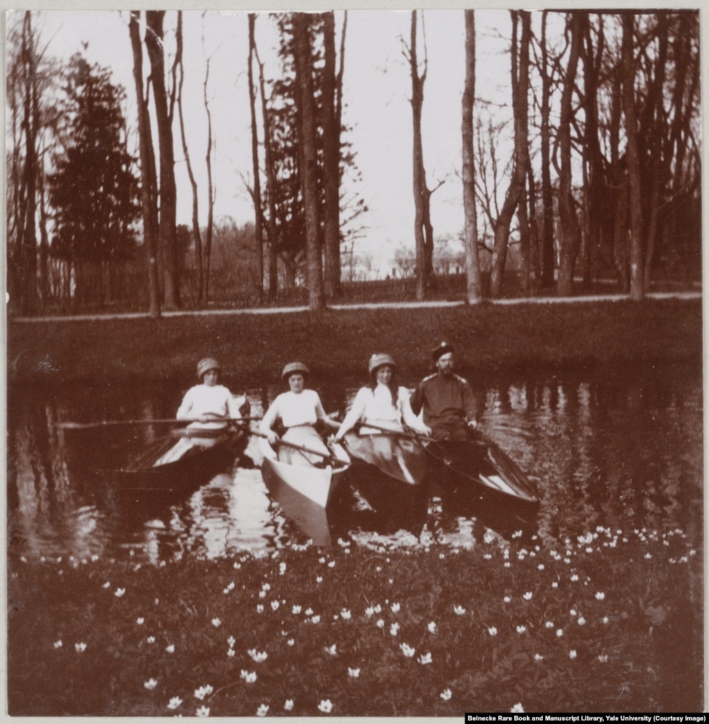 Nikolaj II i tri nadvojvotkinje u čamcima na jednom od kanala u Carskom Selu, nedaleko od Sankt Peterburga. &nbsp;