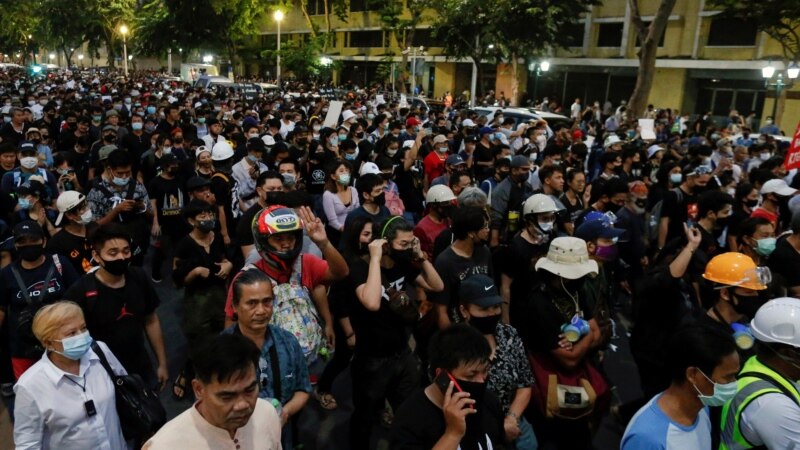 Demonstracije na Tajlandu, policija odgovorila vodenim topovima