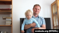 Andrey Sharenda dhe djali i tij Stakh. Fotografi e realizuar më 2017. Andrey tha se po mundohet të krijojë një normalitet për fëmijët e tij, pasi nëna e tyre, politikania opozitare, Palina Sharenda-Panasyuk, gjendet në burg në Bjellorusi. 