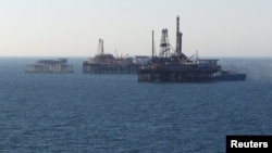 Нефтяные платформы в Каспийском море.