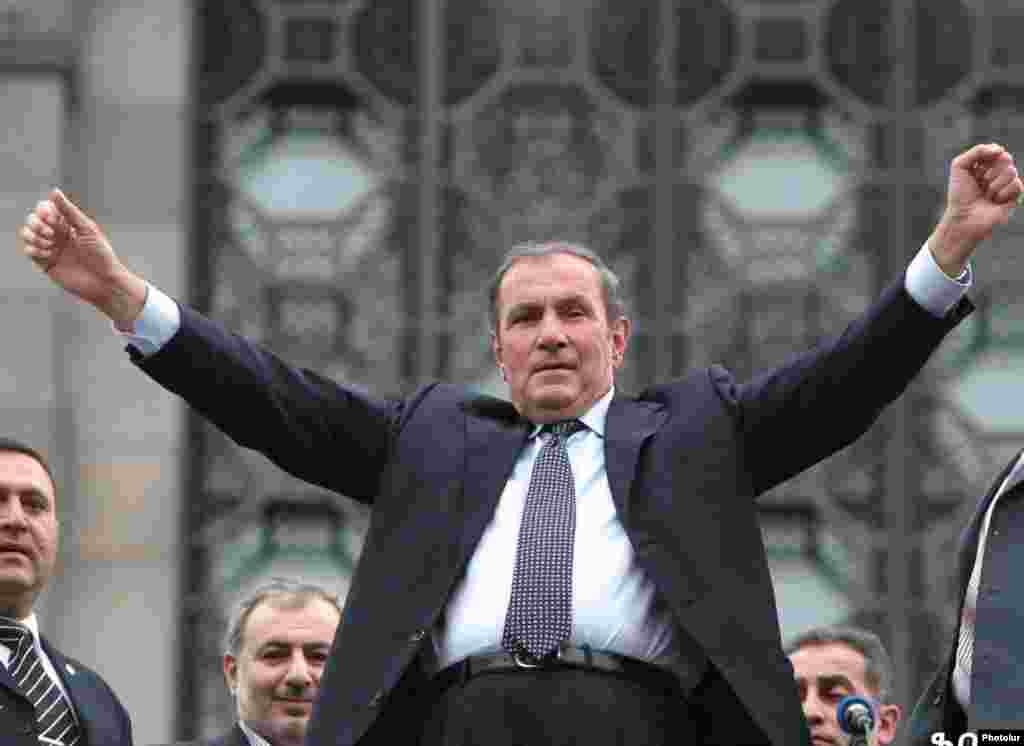 Armenia -- Opposition leader Levon Ter-Petrosian greets supporters rallying in Yerevan. - Armenia -- Opposition leader Levon Ter-Petrosian greets supporters rallying in Yerevan. potw05