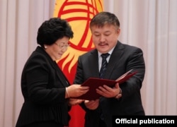 Спикер Ахматбек Келдибеков президент Роза Отунбаевага Жогорку Кеңештин Ардак грамотасын тапшырды.