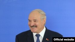 Alexander Lukashenka səs verəndən sonra mətbuat konfransı keçirir