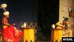 Сахнада айтыскер ақындар Айнұр Тұрсынбаева және Нұрмат Мансұров. Алматы, 21 наурыз 2010 жыл.