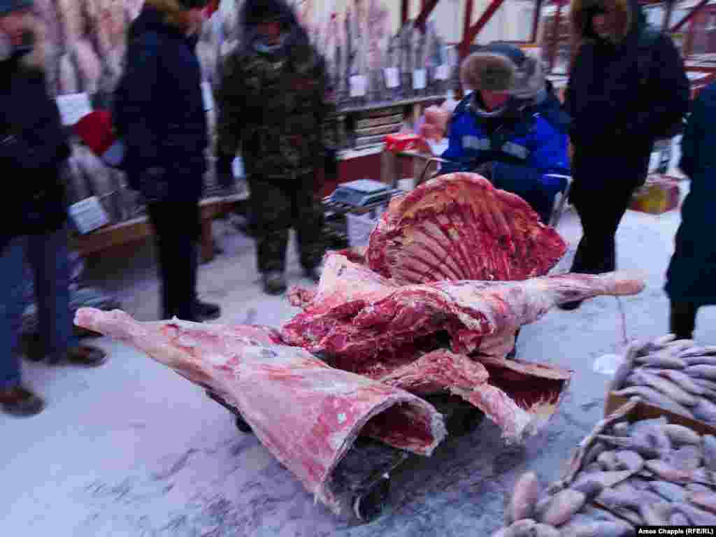 La piața din Iakuțk se&nbsp;vinde și carne de vită, pe lângă pește, și carne de ren. 2 februarie 2018